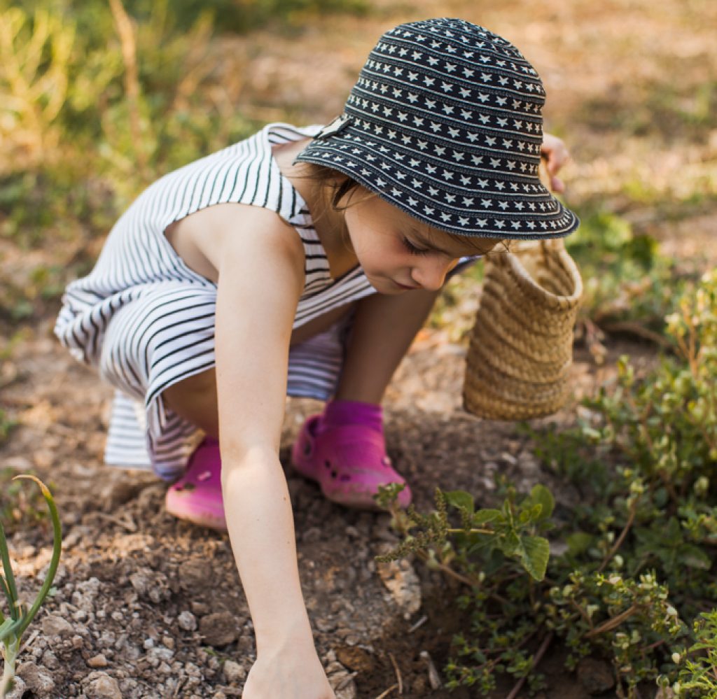 Jardin-pour-tous-1 Petite fille faisant du jardinage